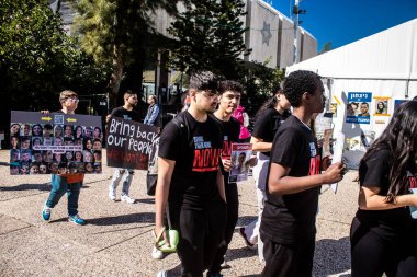 Tel Aviv, İsrail, 11 Şubat 2024 İsrail gençleri Gazze 'de rehin tutulan 136 rehinenin anısına Rehineler Meydanı' nda gösteri yaptılar. Aileleri desteklemek için günlük toplantılar düzenlenir..