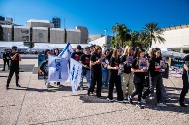 Tel Aviv, İsrail, 11 Şubat 2024 İsrail gençleri Gazze 'de rehin tutulan 136 rehinenin anısına Rehineler Meydanı' nda gösteri yaptılar. Aileleri desteklemek için günlük toplantılar düzenlenir..