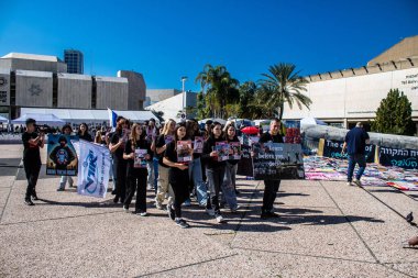 Tel Aviv, İsrail, 11 Şubat 2024 İsrail gençleri Gazze 'de rehin tutulan 136 rehinenin anısına Rehineler Meydanı' nda gösteri yaptılar. Aileleri desteklemek için günlük toplantılar düzenlenir..