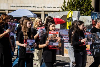 Tel Aviv, İsrail, 11 Şubat 2024 İsrail gençleri Gazze 'de rehin tutulan 136 rehinenin anısına Rehineler Meydanı' nda gösteri yaptılar. Aileleri desteklemek için günlük toplantılar düzenlenir..