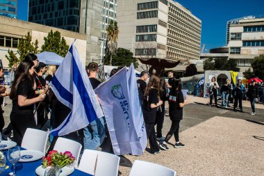 Tel Aviv, İsrail, 11 Şubat 2024 İsrail gençleri Gazze 'de rehin tutulan 136 rehinenin anısına Rehineler Meydanı' nda gösteri yaptılar. Aileleri desteklemek için günlük toplantılar düzenlenir..