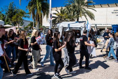 Tel Aviv, İsrail, 11 Şubat 2024 İsrail gençleri Gazze 'de rehin tutulan 136 rehinenin anısına Rehineler Meydanı' nda gösteri yaptılar. Aileleri desteklemek için günlük toplantılar düzenlenir..