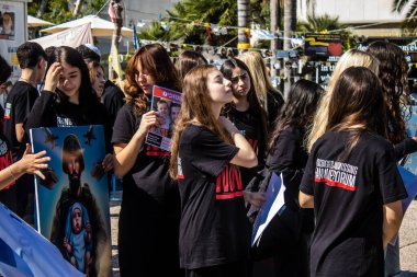 Tel Aviv, İsrail, 11 Şubat 2024 İsrail gençleri Gazze 'de rehin tutulan 136 rehinenin anısına Rehineler Meydanı' nda gösteri yaptılar. Aileleri desteklemek için günlük toplantılar düzenlenir..