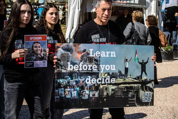 テルアビブ イスラエル 2024年2月11日 イスラエルのティーンエイジャーがガザで拘束されている136人の人質を記念して人質広場でデモを行った 毎日の集まりは家族を支えるために組織されています ロイヤリティフリーのストック写真