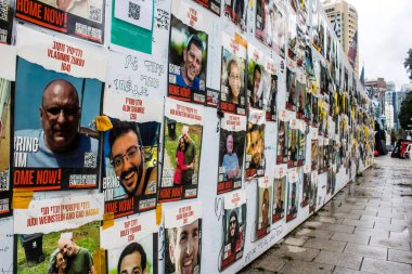 Tel Aviv, İsrail, 18 Şubat 2024 Hamas 'ın 7 Ekim 2023' teki terör saldırısı sırasında kaçırdığı rehinelerin yüzlerini gösteren posterler Tel Aviv sokaklarında sergileniyor.