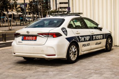 Tel Aviv, İsrail, 18 Şubat 2024 İsrail polis arabası İsrail 'in simgesel ve simgesel bir şehri olan Tel Aviv şehir merkezine park etti.