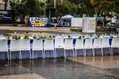 Tel Aviv, İsrail, 18 Şubat 2024 Rehine Meydanı insanların 7 Ekim 2023 'te Hamas tarafından gerçekleştirilen katliamı resmetmek ve organize etmek istedikleri Tel Aviv Sanat Müzesi önünde.