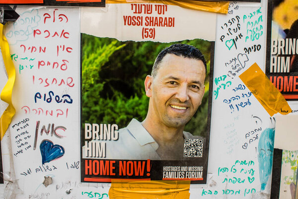 Тель-Авив, Израиль, 18 февраля 2024 г. На улицах Тель-Авива демонстрируются плакаты с изображением лиц заложников, похищенных Хамасом во время теракта 7 октября 2023 г.
