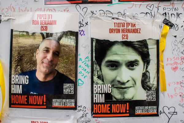 Тель-Авив, Израиль, 18 февраля 2024 г. На улицах Тель-Авива демонстрируются плакаты с изображением лиц заложников, похищенных Хамасом во время теракта 7 октября 2023 г.