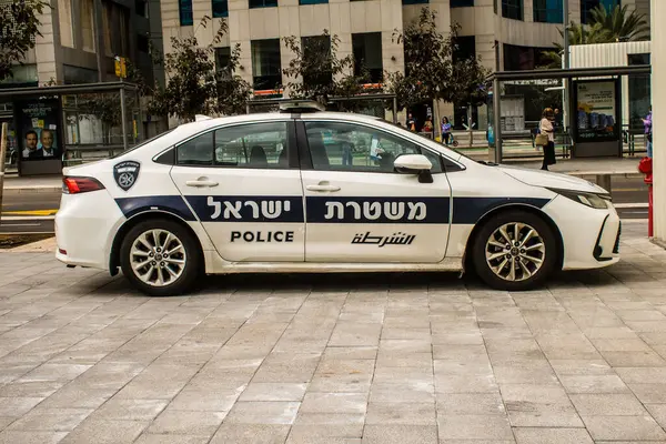 Tel Aviv, İsrail, 18 Şubat 2024 İsrail polis arabası İsrail 'in simgesel ve simgesel bir şehri olan Tel Aviv şehir merkezine park etti.