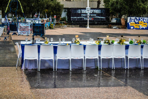 Тель-Авив, Израиль, 18 февраля 2024 г. Площадь заложников перед Тель-Авивским художественным музеем, место, где люди организовали и хотели запечатлеть резню 7 октября 2023 г., устроенную Хамасом