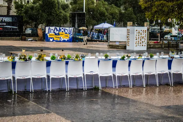 Tel Aviv, İsrail, 18 Şubat 2024 Rehine Meydanı insanların 7 Ekim 2023 'te Hamas tarafından gerçekleştirilen katliamı resmetmek ve organize etmek istedikleri Tel Aviv Sanat Müzesi önünde.