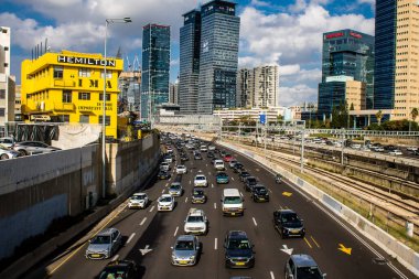 Tel Aviv, İsrail, 19 Şubat 2024 Tel Aviv otoyolunda araç trafiği. İsrail 'in sembolik ve sembolik şehri Tel Aviv' de trafik hala yoğun.