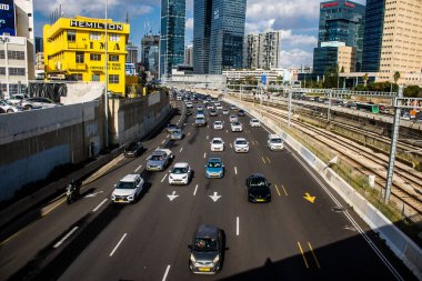 Tel Aviv, İsrail, 19 Şubat 2024 Tel Aviv otoyolunda araç trafiği. İsrail 'in sembolik ve sembolik şehri Tel Aviv' de trafik hala yoğun.