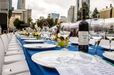 Tel Aviv, İsrail, 20 Şubat 2024 Rehine Meydanı Tel Aviv Sanat Müzesi önünde insanların Gazze Şeridi 'nde Hamas tarafından kaçırılıp esir tutulanların anısına toplandığı yer.