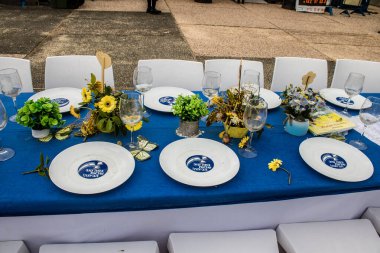 Tel Aviv, İsrail, 20 Şubat 2024 Rehine Meydanı Tel Aviv Sanat Müzesi önünde insanların Gazze Şeridi 'nde Hamas tarafından kaçırılıp esir tutulanların anısına toplandığı yer.