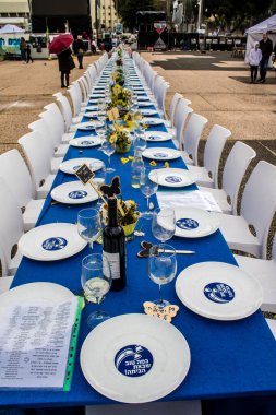 Tel Aviv, İsrail, 20 Şubat 2024 Rehine Meydanı Tel Aviv Sanat Müzesi önünde insanların Gazze Şeridi 'nde Hamas tarafından kaçırılıp esir tutulanların anısına toplandığı yer.