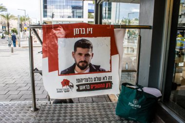 Tel Aviv, İsrail, 20 Şubat 2024 Hamas 'ın 7 Ekim 2023' teki terör saldırısı sırasında kaçırdığı rehinelerin yüzlerini gösteren posterler Tel Aviv sokaklarında sergileniyor.