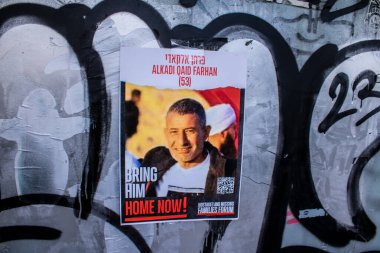 Tel Aviv, İsrail, 20 Şubat 2024 Hamas 'ın 7 Ekim 2023' teki terör saldırısı sırasında kaçırdığı rehinelerin yüzlerini gösteren posterler Tel Aviv sokaklarında sergileniyor.