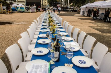 Tel Aviv, İsrail, 20 Şubat 2024 Rehine Meydanı Tel Aviv Sanat Müzesi önünde insanların Gazze Şeridi 'nde Hamas tarafından kaçırılıp esir tutulanların anısına toplandığı yer.