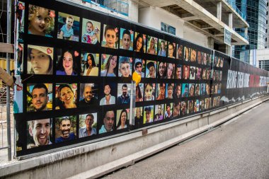 Tel Aviv, İsrail, 20 Şubat 2024 Rehine Meydanı Tel Aviv Sanat Müzesi önünde insanların Gazze Şeridi 'nde Hamas tarafından kaçırılıp esir tutulanların anısına toplandığı yer.