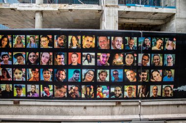 Tel Aviv, İsrail, 20 Şubat 2024 Rehine Meydanı Tel Aviv Sanat Müzesi önünde insanların Gazze Şeridi 'nde Hamas tarafından kaçırılıp esir tutulanların anısına toplandığı yer.