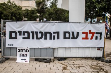 Tel Aviv, İsrail, 20 Şubat 2024 Rehine Meydanı Tel Aviv Sanat Müzesi önünde insanların Gazze Şeridi 'nde Hamas tarafından kaçırılıp esir tutulanların anısına toplandığı yer.