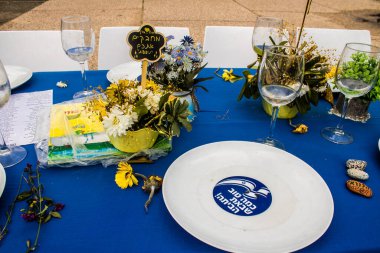 Tel Aviv, İsrail, 20 Şubat 2024 Rehine Meydanı Tel Aviv Sanat Müzesi önünde insanların Gazze Şeridi 'nde Hamas tarafından kaçırılıp esir tutulanların anısına toplandığı yer.