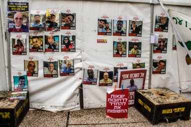 Tel Aviv, İsrail, 20 Şubat 2024 Rehine Meydanı Tel Aviv Sanat Müzesi önünde insanların Gazze Şeridi 'nde Hamas tarafından kaçırılıp esir tutulanların anısına toplandığı yer.