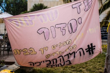 Tel Aviv, İsrail, 20 Şubat 2024 Rehine Meydanı Tel Aviv Sanat Müzesi önünde insanların Gazze Şeridi 'nde Hamas tarafından kaçırılıp esir tutulanların anısına toplandığı yer.