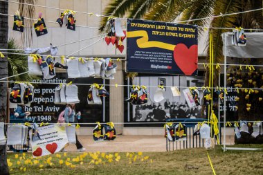 Tel Aviv, İsrail, 20 Şubat 2024 Rehine Meydanı Tel Aviv Sanat Müzesi önünde insanların Gazze Şeridi 'nde Hamas tarafından kaçırılıp esir tutulanların anısına toplandığı yer.