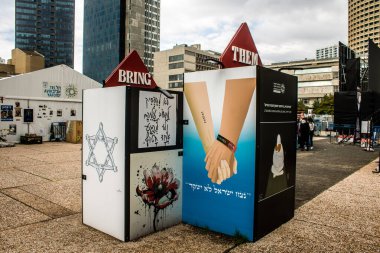 Tel Aviv, İsrail, 20 Şubat 2024 Rehine Meydanı Tel Aviv Sanat Müzesi önünde insanların Gazze Şeridi 'nde Hamas tarafından kaçırılıp esir tutulanların anısına toplandığı yer.