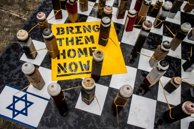 Tel Aviv, İsrail, 20 Şubat 2024 Rehine Meydanı Tel Aviv Sanat Müzesi önünde insanların Gazze Şeridi 'nde Hamas tarafından kaçırılıp esir tutulanların anısına toplandığı yer.