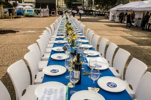 Tel Aviv, İsrail, 20 Şubat 2024 Rehine Meydanı Tel Aviv Sanat Müzesi önünde insanların Gazze Şeridi 'nde Hamas tarafından kaçırılıp esir tutulanların anısına toplandığı yer.