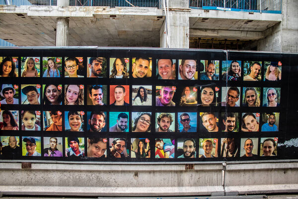 Тель-Авив, Израиль, 20 февраля 2024 г. Площадь заложников перед Тель-Авивским художественным музеем, место, где собираются люди в память о похищенных и взятых в плен организацией ХАМАС в секторе Газа