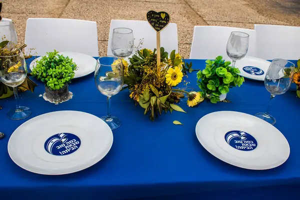 Tel Aviv, İsrail, 20 Şubat 2024 Rehine Meydanı Tel Aviv Sanat Müzesi önünde insanların Gazze Şeridi 'nde Hamas tarafından kaçırılıp esir tutulanların anısına toplandığı yer.