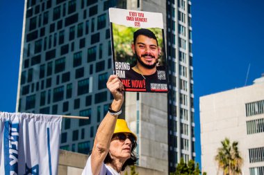 Tel Aviv, İsrail, 21 Şubat 2024 Hamas 'ın Gazze Şeridi' nde esir tuttuğu ve kaçırdığı kişilerin anısına Tel Aviv Sanat Müzesi önündeki Rehineler Meydanı 'nda toplandı.