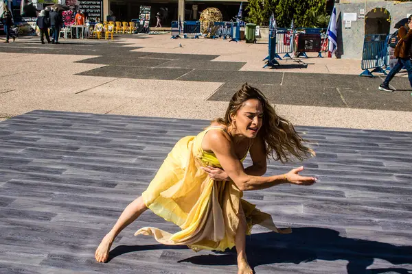 Tel Aviv, İsrail, 21 Şubat 2024 Tel Aviv Sanat Müzesi 'nin önündeki Rehineler Meydanı' nda bir dansçı tarafından sahneleniyor.