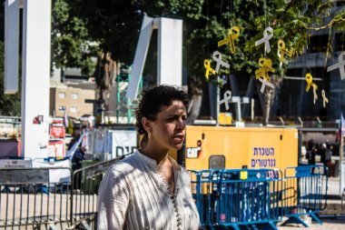 Tel Aviv, İsrail, 21 Şubat 2024 Rehineler Meydanı 'ndaki Tel Aviv Sanat Müzesi' nin önünde insanların Hamas tarafından kaçırılıp esir tutulanların anısına toplandığı bir yer.