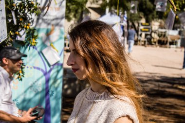 Tel Aviv, İsrail, 21 Şubat 2024 Rehineler Meydanı 'ndaki Tel Aviv Sanat Müzesi' nin önünde insanların Hamas tarafından kaçırılıp esir tutulanların anısına toplandığı bir yer.