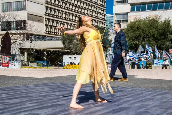 Tel Aviv, İsrail, 21 Şubat 2024 Tel Aviv Sanat Müzesi 'nin önündeki Rehineler Meydanı' nda bir dansçı tarafından sahneleniyor.