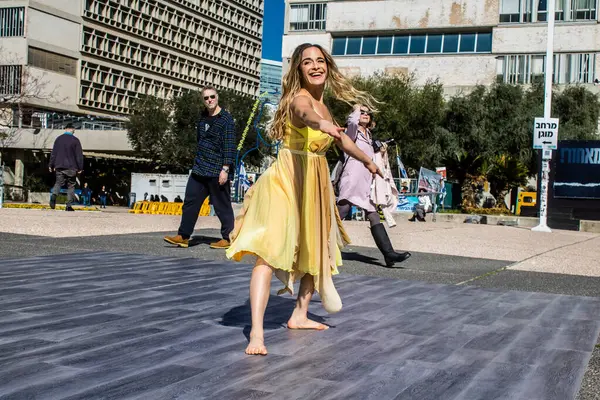 Tel Aviv, İsrail, 21 Şubat 2024 Tel Aviv Sanat Müzesi 'nin önündeki Rehineler Meydanı' nda bir dansçı tarafından sahneleniyor.