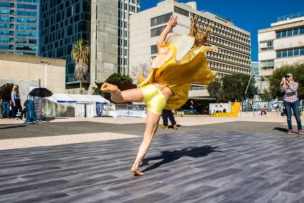 Tel Aviv, İsrail, 21 Şubat 2024 Tel Aviv Sanat Müzesi 'nin önündeki Rehineler Meydanı' nda bir dansçı tarafından sahneleniyor.