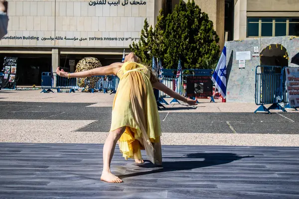 Tel Aviv, İsrail, 21 Şubat 2024 Tel Aviv Sanat Müzesi 'nin önündeki Rehineler Meydanı' nda bir dansçı tarafından sahneleniyor.