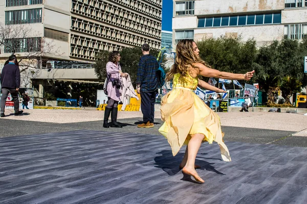 Tel Aviv, İsrail, 21 Şubat 2024 Tel Aviv Sanat Müzesi 'nin önündeki Rehineler Meydanı' nda bir dansçı tarafından sahneleniyor.