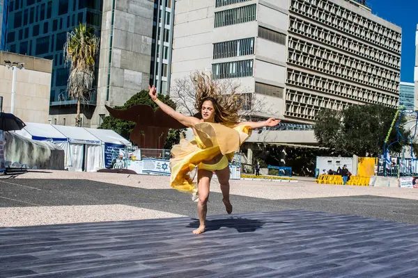 Tel Aviv, İsrail, 21 Şubat 2024 Tel Aviv Sanat Müzesi 'nin önündeki Rehineler Meydanı' nda bir dansçı tarafından sahneleniyor.