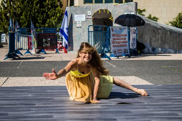 Tel Aviv, İsrail, 21 Şubat 2024 Tel Aviv Sanat Müzesi 'nin önündeki Rehineler Meydanı' nda bir dansçı tarafından sahneleniyor.