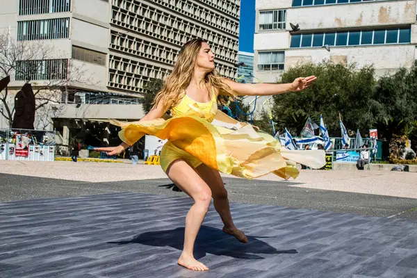 Tel Aviv, İsrail, 21 Şubat 2024 Tel Aviv Sanat Müzesi 'nin önündeki Rehineler Meydanı' nda bir dansçı tarafından sahneleniyor.