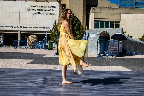 Tel Aviv, İsrail, 21 Şubat 2024 Tel Aviv Sanat Müzesi 'nin önündeki Rehineler Meydanı' nda bir dansçı tarafından sahneleniyor.