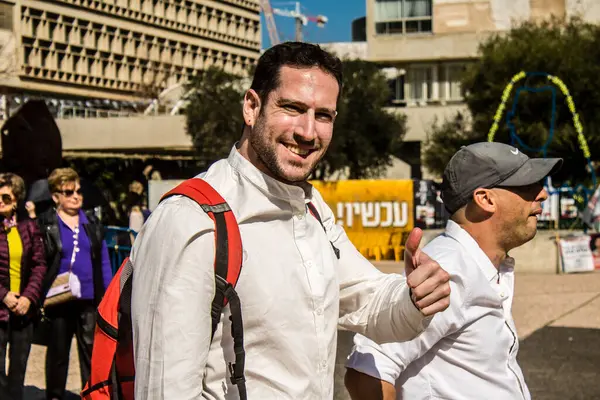 Tel Aviv, İsrail, 21 Şubat 2024 Rehineler Meydanı 'ndaki Tel Aviv Sanat Müzesi' nin önünde insanların Hamas tarafından kaçırılıp esir tutulanların anısına toplandığı bir yer.